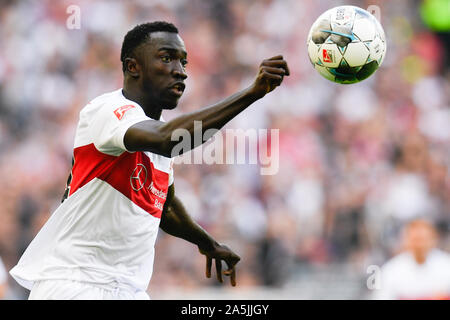 20. Oktober 2019, Baden-Wuerttemberg, Stuttgart: Fussball: 2. Fussballbundesliga, 10. Spieltag VfB Stuttgart - Holstein Kiel, Mercedes-Benz Arena. Silas Wamangituka vom VfB Stuttgart in Aktion Foto: Tom Weller/dpa - WICHTIGER HINWEIS: In Übereinstimmung mit den Anforderungen der DFL Deutsche Fußball Liga oder der DFB Deutscher Fußball-Bund ist es untersagt, zu verwenden oder verwendet Fotos im Stadion und/oder das Spiel in Form von Bildern und/oder Videos - wie Foto Sequenzen getroffen haben. Stockfoto