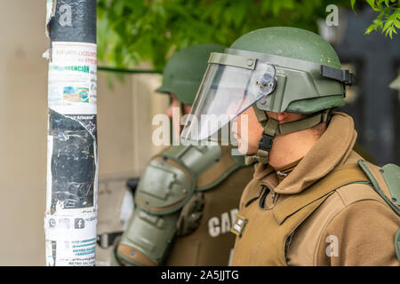 Carabineros-Porträt während der Zusammenstöße zwischen der Polizei und Demonstranten in den Straßen von Santiago während der jüngsten Unruhen in Santiago de Chile Stockfoto