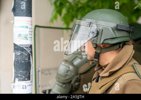 Carabineros-Porträt während der Zusammenstöße zwischen der Polizei und Demonstranten in den Straßen von Santiago während der jüngsten Unruhen in Santiago de Chile Stockfoto