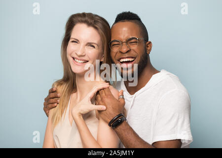 Portrait von Multiethnischen Mann und Frau zusammen im Studio posing Stockfoto