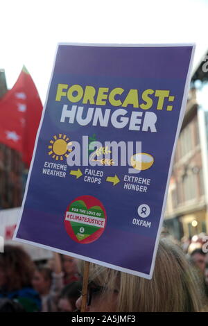 Schule Kinder in den Straßen von Belfast, Nordirland während des Global Strike Tag zu protestieren. Tausende Menschen protestieren in ganz Großbritannien, mit Schülern aus Schulen und Arbeitnehmer downing Werkzeuge als Teil eines globalen 'Klima Strike' Tag. Mit: Schule Kinder Belfast Klima Protest Wo: Belfast, Nordirland, wenn: 20 Sep 2019 Credit: WENN.com Stockfoto