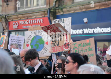 Schule Kinder in den Straßen von Belfast, Nordirland während des Global Strike Tag zu protestieren. Tausende Menschen protestieren in ganz Großbritannien, mit Schülern aus Schulen und Arbeitnehmer downing Werkzeuge als Teil eines globalen 'Klima Strike' Tag. Mit: Schule Kinder Belfast Klima Protest Wo: Belfast, Nordirland, wenn: 20 Sep 2019 Credit: WENN.com Stockfoto