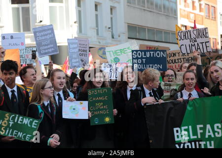 Schule Kinder in den Straßen von Belfast, Nordirland während des Global Strike Tag zu protestieren. Tausende Menschen protestieren in ganz Großbritannien, mit Schülern aus Schulen und Arbeitnehmer downing Werkzeuge als Teil eines globalen 'Klima Strike' Tag. Mit: Schule Kinder Belfast Klima Protest Wo: Belfast, Nordirland, wenn: 20 Sep 2019 Credit: WENN.com Stockfoto