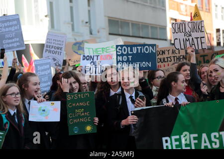 Schule Kinder in den Straßen von Belfast, Nordirland während des Global Strike Tag zu protestieren. Tausende Menschen protestieren in ganz Großbritannien, mit Schülern aus Schulen und Arbeitnehmer downing Werkzeuge als Teil eines globalen 'Klima Strike' Tag. Mit: Schule Kinder Belfast Klima Protest Wo: Belfast, Nordirland, wenn: 20 Sep 2019 Credit: WENN.com Stockfoto