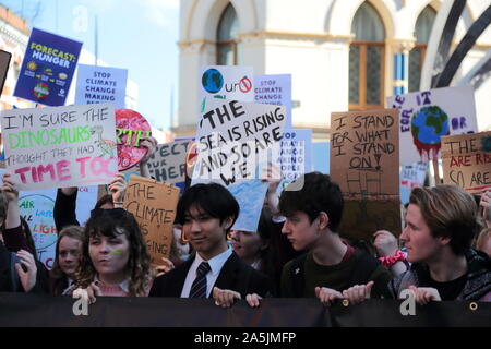 Schule Kinder in den Straßen von Belfast, Nordirland während des Global Strike Tag zu protestieren. Tausende Menschen protestieren in ganz Großbritannien, mit Schülern aus Schulen und Arbeitnehmer downing Werkzeuge als Teil eines globalen 'Klima Strike' Tag. Mit: Schule Kinder Belfast Klima Protest Wo: Belfast, Nordirland, wenn: 20 Sep 2019 Credit: WENN.com Stockfoto