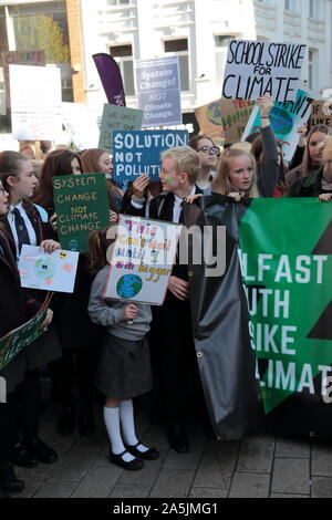 Schule Kinder in den Straßen von Belfast, Nordirland während des Global Strike Tag zu protestieren. Tausende Menschen protestieren in ganz Großbritannien, mit Schülern aus Schulen und Arbeitnehmer downing Werkzeuge als Teil eines globalen 'Klima Strike' Tag. Mit: Schule Kinder Belfast Klima Protest Wo: Belfast, Nordirland, wenn: 20 Sep 2019 Credit: WENN.com Stockfoto