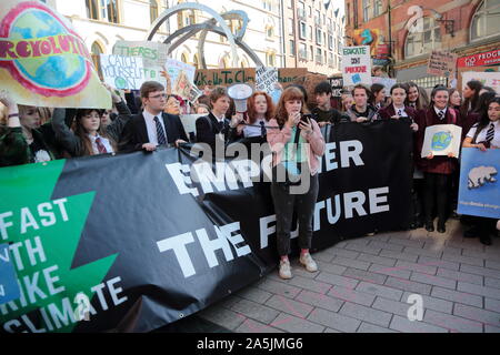 Schule Kinder in den Straßen von Belfast, Nordirland während des Global Strike Tag zu protestieren. Tausende Menschen protestieren in ganz Großbritannien, mit Schülern aus Schulen und Arbeitnehmer downing Werkzeuge als Teil eines globalen 'Klima Strike' Tag. Mit: Schule Kinder Belfast Klima Protest Wo: Belfast, Nordirland, wenn: 20 Sep 2019 Credit: WENN.com Stockfoto