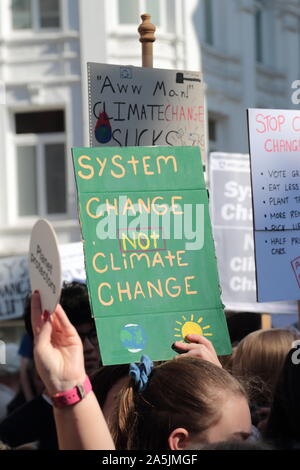 Schule Kinder in den Straßen von Belfast, Nordirland während des Global Strike Tag zu protestieren. Tausende Menschen protestieren in ganz Großbritannien, mit Schülern aus Schulen und Arbeitnehmer downing Werkzeuge als Teil eines globalen 'Klima Strike' Tag. Mit: Schule Kinder Belfast Klima Protest Wo: Belfast, Nordirland, wenn: 20 Sep 2019 Credit: WENN.com Stockfoto