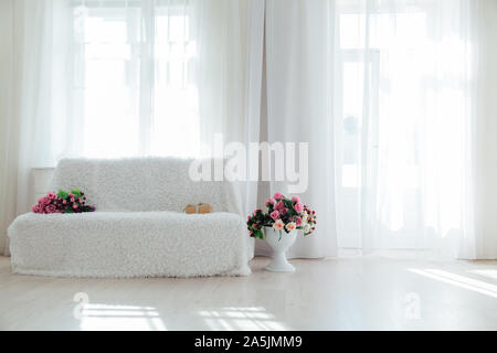 Weiß Sofa in das Interieur der Zimmer mit Fenstern strahlt die Sonne Stockfoto