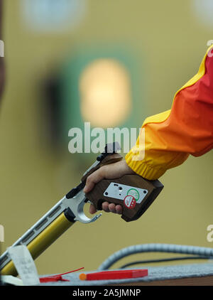 (191021) - Wuhan, Oktober 21, 2019 (Xinhua) - Ein Athlet nimmt Teil an einzelnen der Frauen Schießen von luftfahrttechnischen fünfkampf an der 7th CISM Military World Games in Wuhan, der Hauptstadt der Provinz Hubei in Zentralchina, Okt. 21, 2019. (Xinhua / Jin Liangkuai) Stockfoto