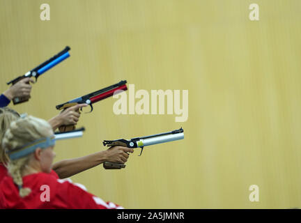 (191021) - Wuhan, Oktober 21, 2019 (Xinhua) - Athleten nehmen an einzelnen der Frauen Schießen von luftfahrttechnischen fünfkampf an der 7th CISM Military World Games in Wuhan, der Hauptstadt der Provinz Hubei in Zentralchina, Okt. 21, 2019. (Xinhua / Jin Liangkuai) Stockfoto