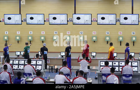 (191021) - Wuhan, Oktober 21, 2019 (Xinhua) - Athleten nehmen an einzelnen der Männer schießen von luftfahrttechnischen fünfkampf an der 7th CISM Military World Games in Wuhan, der Hauptstadt der Provinz Hubei in Zentralchina, Okt. 21, 2019. (Xinhua / Jin Liangkuai) Stockfoto