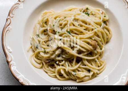 Pasta Spaghetti mit vier Käse Parmesan, Roquefort, Soße, Gorgonzola, Sahne und Knoblauch und schwarzen Pfeffer. Traditiınal italienisches Essen. Stockfoto