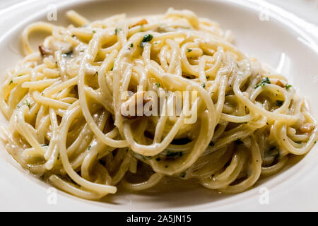 Pasta Spaghetti mit vier Käse Parmesan, Roquefort, Soße, Gorgonzola, Sahne und Knoblauch und schwarzen Pfeffer. Traditiınal italienisches Essen. Stockfoto