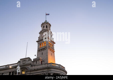 Auckland, Neuseeland - 15. April 2019: Historische Auckland Town Hall am Abend. Heritage Place. Stockfoto