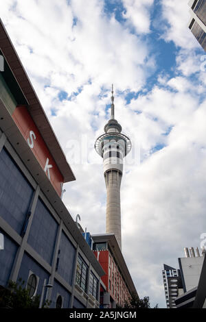 Auckland, Neuseeland - 20. April 2019: Sky City und Sky Tower in Auckland, Ansicht von unten. Bewölkter Himmel. Stockfoto