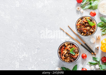 Udon Weizen Nudeln mit Pilzen und Gemüse in tereyki Sauce. Einfache asiatische Lebensmittel. Stockfoto