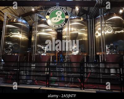 New York, USA. 12 Sep, 2019. Die Tanks stehen in einer Halle der Brooklyn Brewery. Die Brauerei in Brooklyn Bezirk des gleichen Namens wurde 1988 gegründet. Die Brooklyn Brauerei Logo wurde von Graphic Designer Milton Glaser erstellt, die auch für die "I love NY"-Logo. Quelle: Alexandra Schuler/dpa/Alamy leben Nachrichten