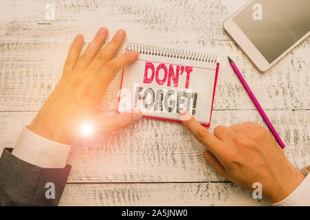 Text Zeichen zeigen, nicht vergessen. Business Foto Text verwendet werden, daran zu erinnern, dass sich jemand über wichtige Tatsache oder Detail Hand halten beachten Sie Papier in der Nähe schreiben Ausrüstung Stockfoto