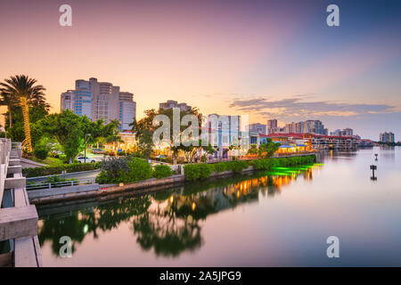 Naples, Florida, USA Downtown Skyline und Kanäle in der Abenddämmerung. Stockfoto