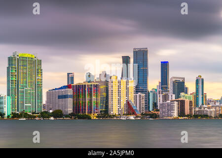 Miami, Florida, USA Downtown Skyline an der Biscayne Bay in den frühen Abend. Stockfoto