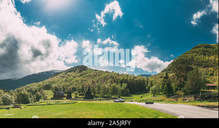 Borgund, Norwegen. Wahrzeichen Stavkirke eine alte hölzerne dreischiffige Hallenkirche Stabkirche im Sommer Tag. Helle Sonne Über Alte Alte Anbetung. Norwegisch Stockfoto