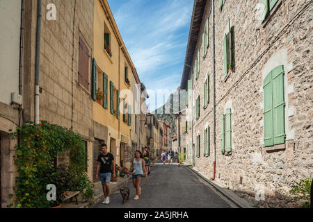 Menschen zu Fuß in den alten Straßen der Stadt Villefranche-De-Conflent Pyrenees Orientales, Französisch Katalonien, Frankreich Stockfoto