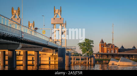 Kampen, Niederlande - 7. Mai 2018: Stadsbrug und Bahnhof in Kampen, Niederlande, im goldenen Licht Stockfoto