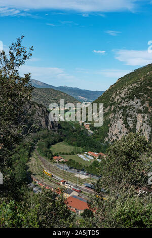 Umgebung (Berge und Täler) von Villefranche-De-Conflent von Fort Liberia, Pyrenees Orientales, Französisch Katalonien, Frankreich gesehen Stockfoto