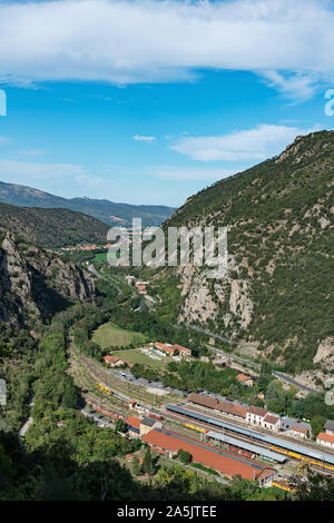 Umgebung (Berge und Täler) von Villefranche-De-Conflent von Fort Liberia, Pyrenees Orientales, Französisch Katalonien, Frankreich gesehen Stockfoto