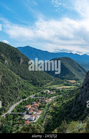 Umgebung (Berge und Täler) von Villefranche-De-Conflent von Fort Liberia, Pyrenees Orientales, Französisch Katalonien, Frankreich gesehen Stockfoto