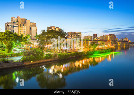 Naples, Florida, USA Downtown Skyline und Kanäle in der Abenddämmerung. Stockfoto