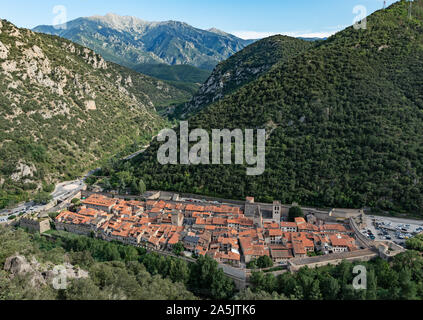 Villefranche-De-Conflent Stadt gesehen von Fort Liberia, Pyrenees Orientales, Französisch Katalonien, Frankreich Stockfoto