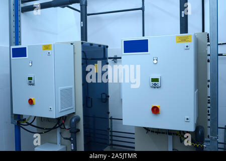 Elektrolyse Einheiten in der Halle der Desinfektion von Wasser an der Pumpstation eingestellt Stockfoto