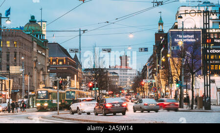 Helsinki, Finnland - 7. Dezember 2016: Straßenbahn fährt von einem Anschlag auf Mannerheim Avenue in Helsinki. Nachtansicht von mannerheim Avenue in Kluuvi erhalten Bezirk In Stockfoto