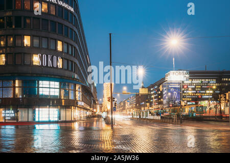 Helsinki, Finnland - 8. Dezember 2016: Original Sokos Hotel und Shopping Center Forum auf der Kreuzung der Straße und Kaivokatu Mannerheimintie oder Mannerhei Stockfoto