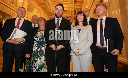 SDLP Führer Colum Eastwood, mit seinem MLAs, im Gespräch mit den Medien in Stormont Parlament Gebäude in Belfast als Versuch der Dekonzentration nach Nordirland zu Wiederherstellung fehlschlägt. Stockfoto