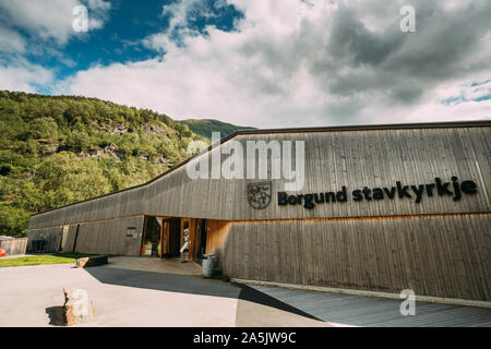 Borgund, Norwegen - 14. Juni 2019: Visitor Center in der Nähe von einem alten hölzernen Stavkirke dreischiffige Hallenkirche Stabkirche im Sommer Tag. Stockfoto