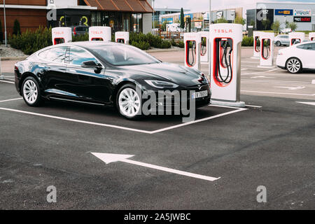 Tocksfors, Schweden - 26. Juni 2019: Farbe Schwarz Tesla Model S 100 d Auto geparkt in der Ladestation. Die Tesla Model S ist eine vollständige All-electric 5-d Stockfoto