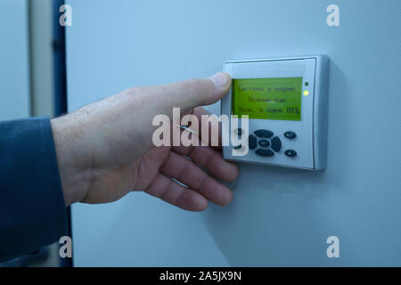 Worker's Hand berühren Control Board der Elektrolyse Einheiten in der Halle der Desinfektion von Wasser an der Pumpstation eingestellt Stockfoto