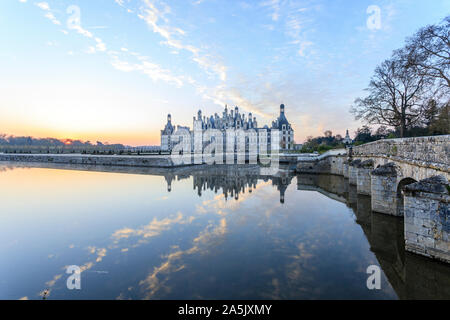 Frankreich, Maine et Loire, Loire-Tal UNESCO Weltkulturerbe, Chambord, das königliche Schloss, Nord-westlichen Fassade und die Brücke über den Fluss Cosson//F Stockfoto