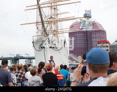 Tour mit dem Ausflugsboot Mesopotamien im Hafen von Göteborg. Hier bei Barken Viking bei Lilla Bommen. Foto Jeppe Gustafsson Stockfoto