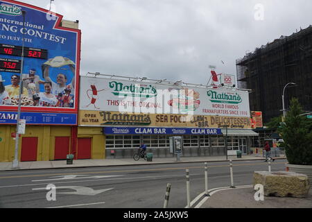 New York, USA. 10 Sep, 2019. Ein großes Hinweisschild an der ursprünglichen Fast Food Restaurant des Nathan's Kette "Nathan's Berühmten" an der Ecke Surf Avenue und Stillwell Avenue auf Coney Island weist auf die bevorstehende Hot Dog Essen Contest. Die verbleibende Zeit an, bis dann und die bisherigen Gewinner des Wettbewerbs sind aufgeführt. Die restaurant Kette hat vor allem in heißen Hunde spezialisiert. Nathan's Berühmt wurde auch bekannt durch die jährliche Hot Dog Essen Wettbewerb auf Coney Island. Quelle: Alexandra Schuler/dpa/Alamy leben Nachrichten Stockfoto