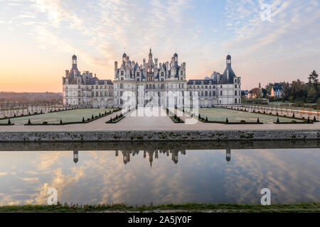 Frankreich, Maine et Loire, Loire-Tal UNESCO Weltkulturerbe, Chambord, das königliche Schloss, die französischen Gärten und den Fluss kanalisiert Cosson, sunr Stockfoto