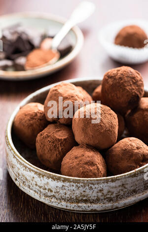 Schokolade Trüffel umhüllt mit Kakao Pulver. Hausgemachte Schokolade Süßigkeiten in der Schüssel Stockfoto