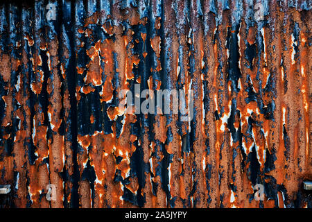 In der Nähe von eine rostige Wellblech Wand. Stockfoto