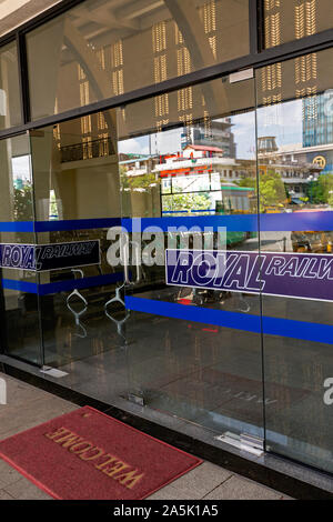 Eingang aus Glas Türen führen auf der Beifahrerseite Warteraum im historischen Art déco-Bahnhof in Phnom Penh, Kambodscha. Stockfoto