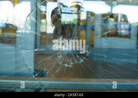 Gebrochene Glasscheibe. Zertrümmerte blaues Glas Stockfoto