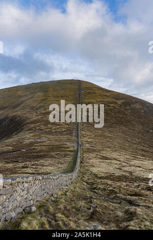 Die mourne Wall und Slieve Donard am Sattel Stockfoto