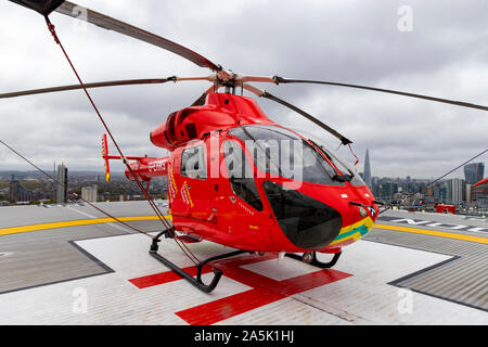 London, Großbritannien. 21. Okt 2019. London's Air Ambulance auf dem Hubschrauberlandeplatz des Royal London Hospital Credit: Ricci Fothergill/Alamy leben Nachrichten Stockfoto